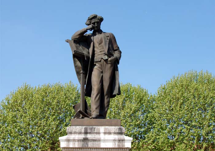 Berlioz statue