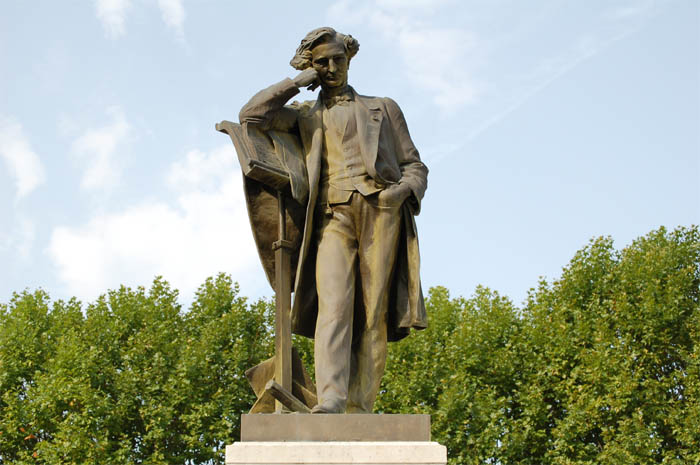 Berlioz statue