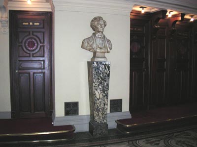 statue