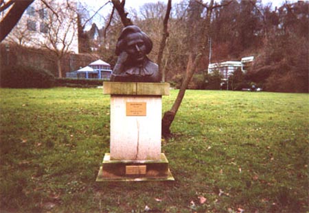 statue