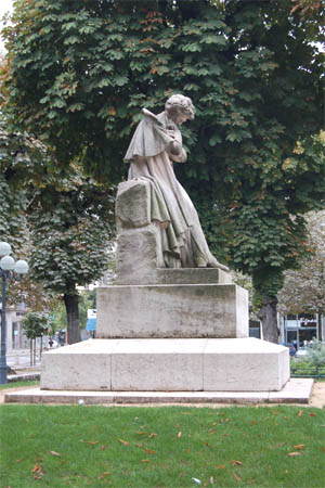 statue